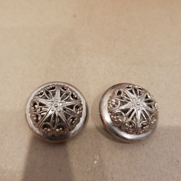 Vintage Antiqued Gold Round Clip On Earrings - Picture 3 of 8